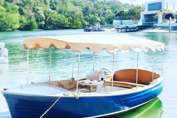 Electric picnic boat on the Noosa River